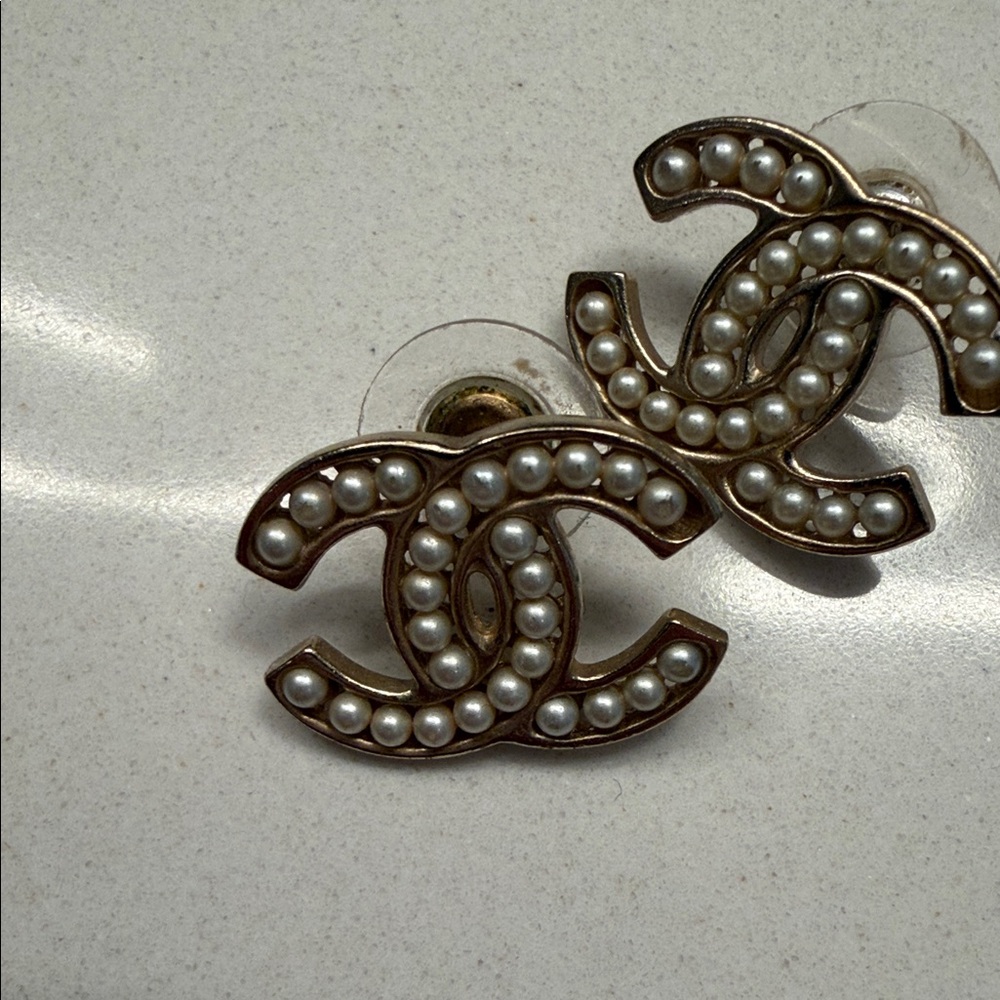 CHANEL Gold and Cream Pearl Logo Earrings - Picture 4 of 6